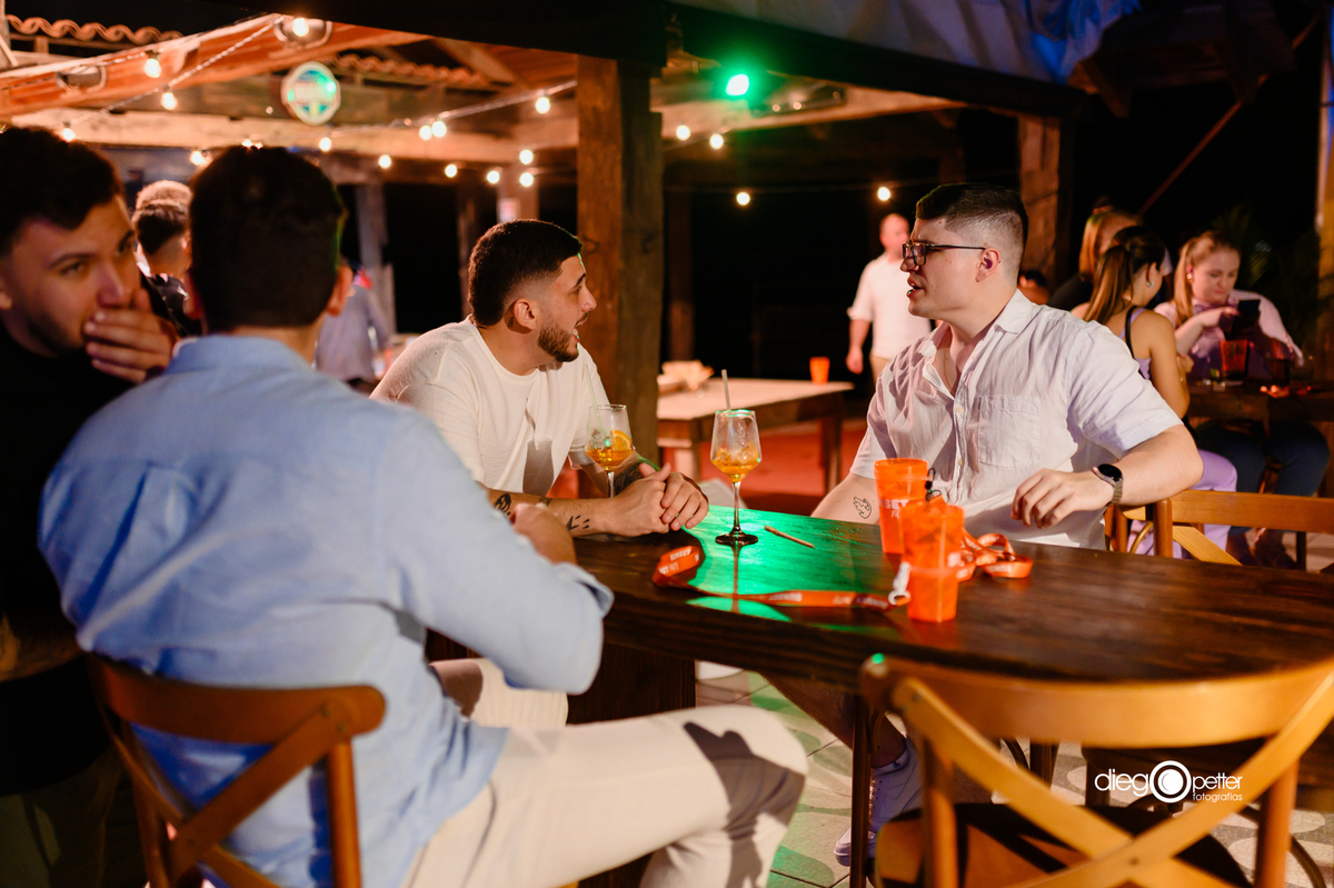 colaboradores descontraídos na festa