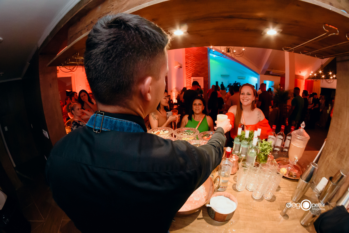 garçom servindo drink no bar