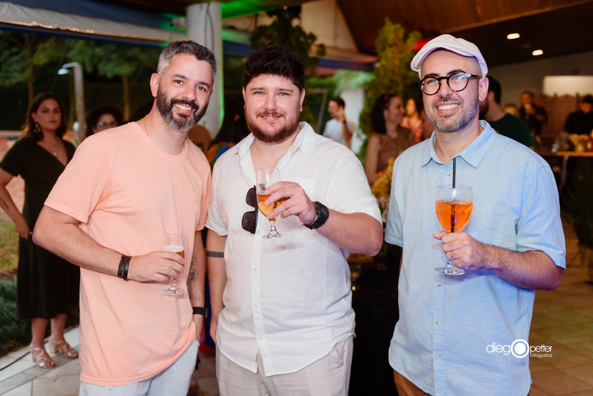 confraternizando com colegas de trabalho na festa da empresa