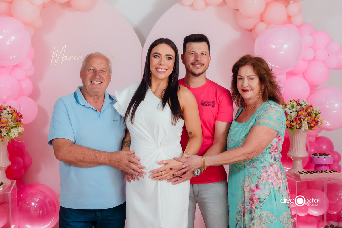 casal com pais da noiva cha de fraldas