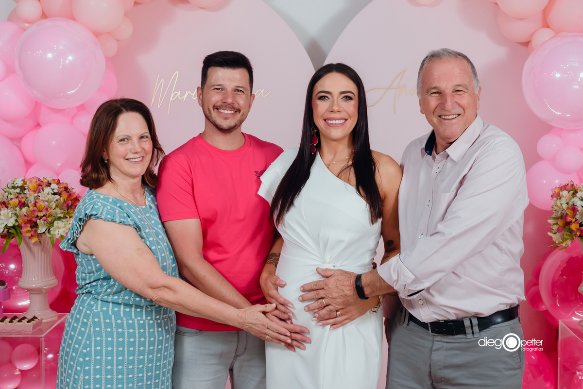 casal com pais do noivo cha de fraldas