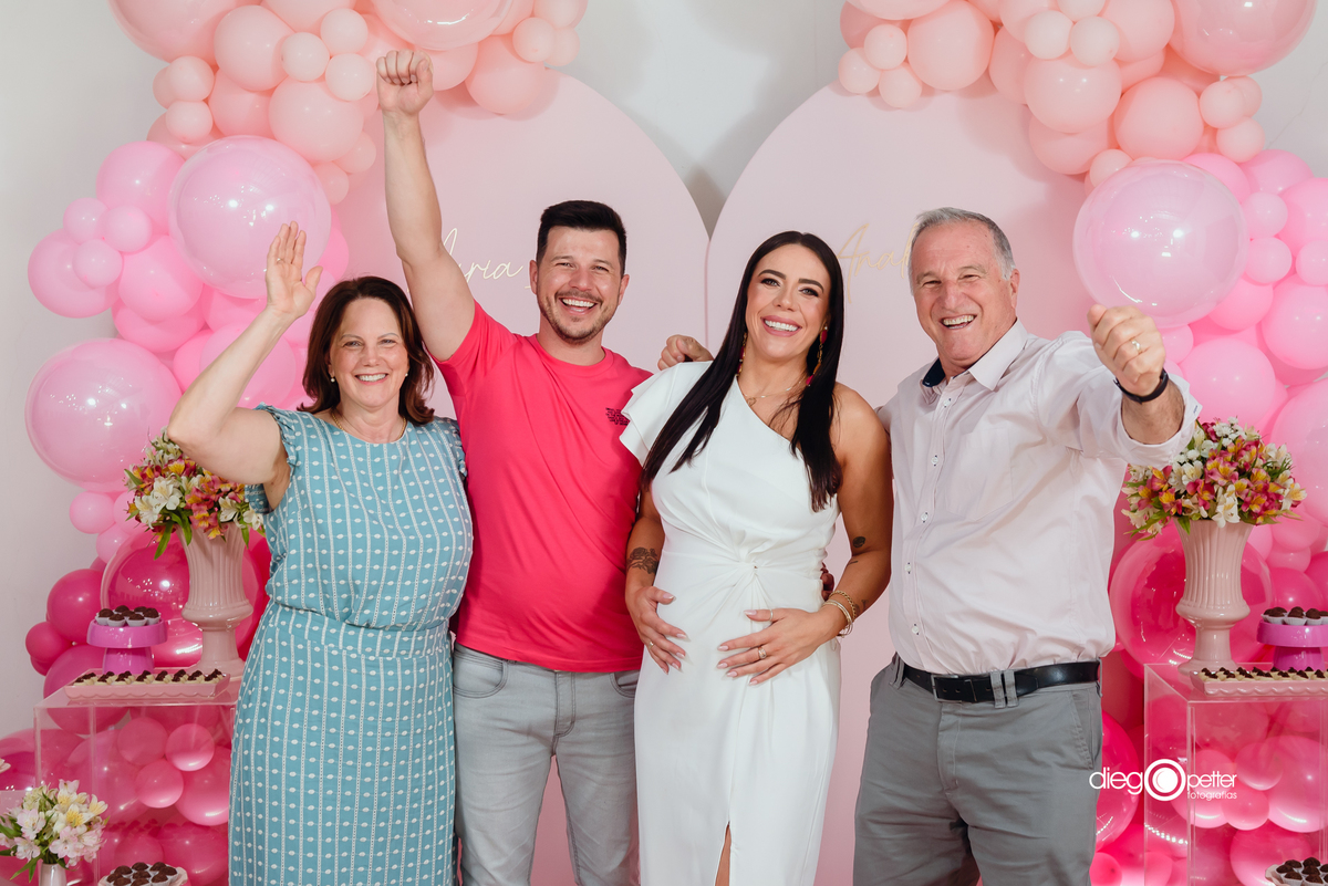 casal com pais do noivo cha de fraldas comemorando