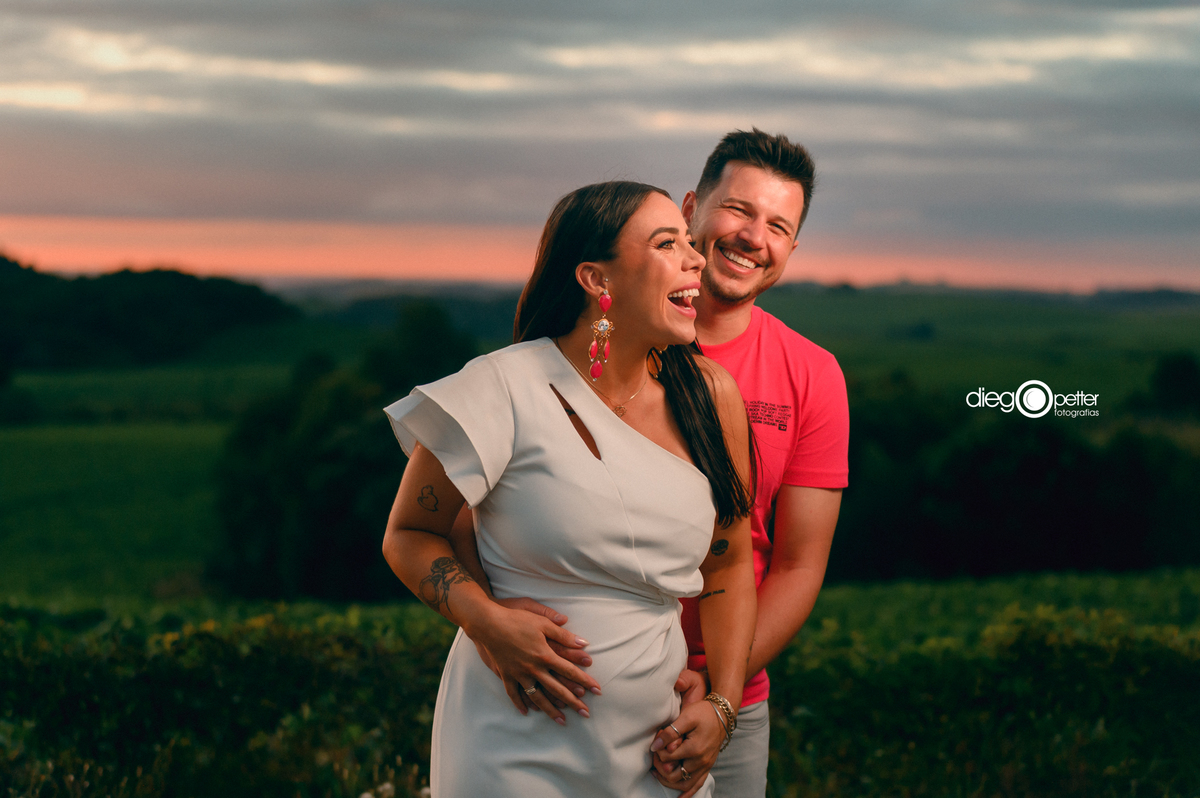 pais a espera das filhas gemeas no por do sol