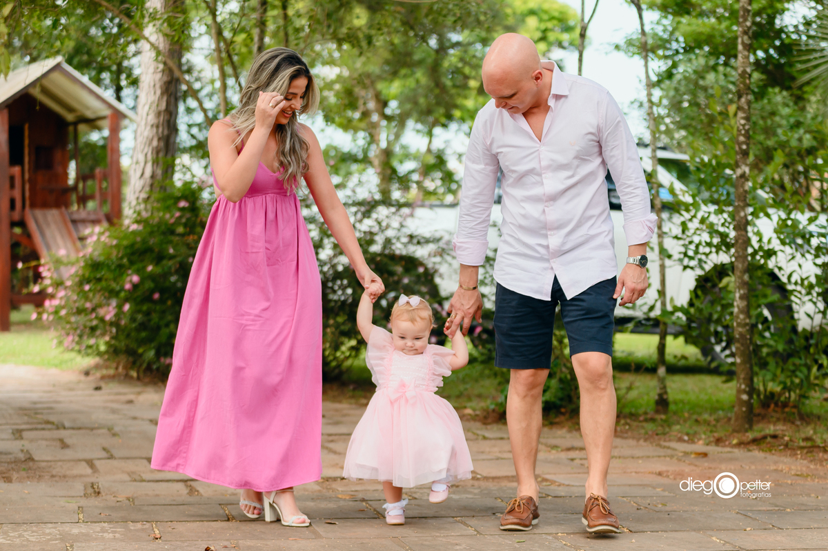 pais chegando com a bebê no aniversário