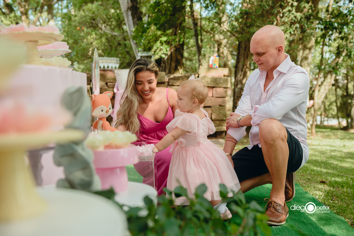 pais com a maria clara na decoração do seu 1º aninho