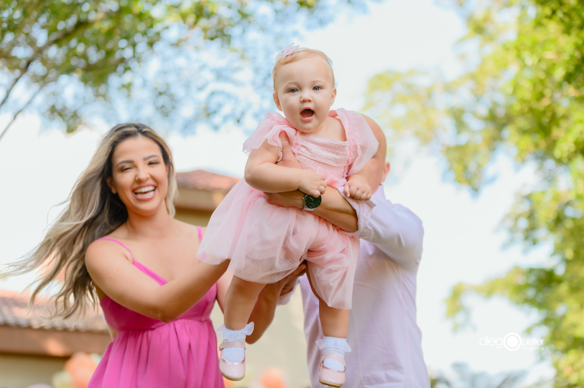 bebê fazendo aviãozinho para foto
