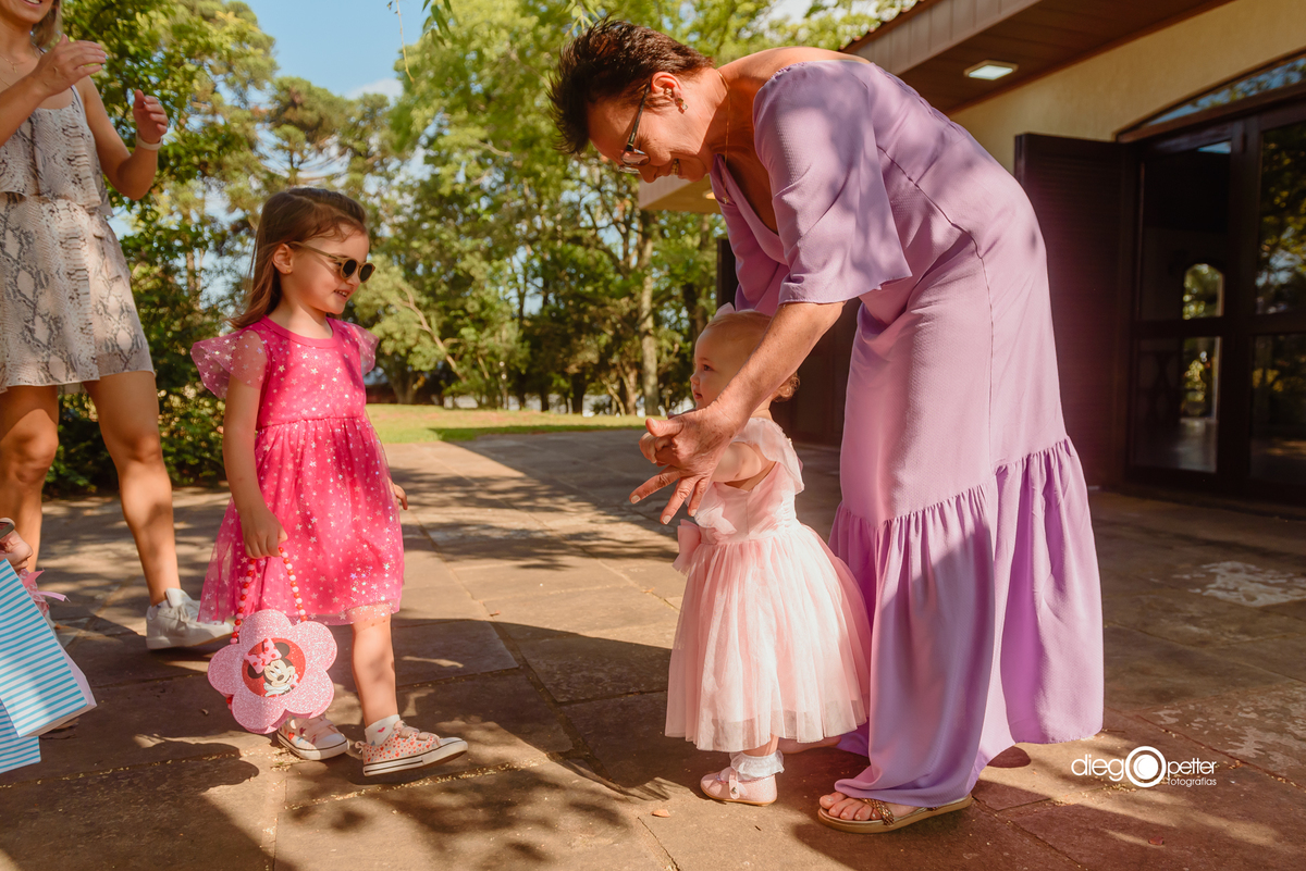 bebê recepcionando convidados