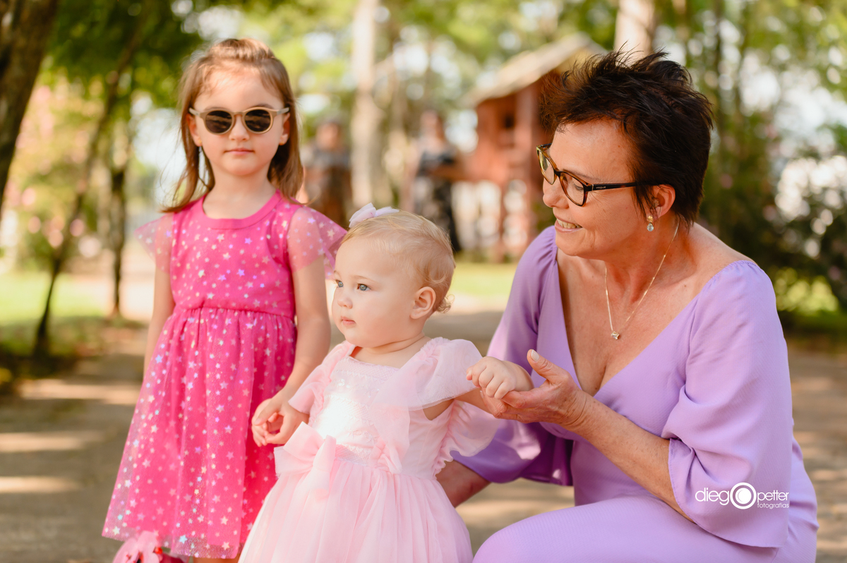 bebê recepcionando convidados com avó