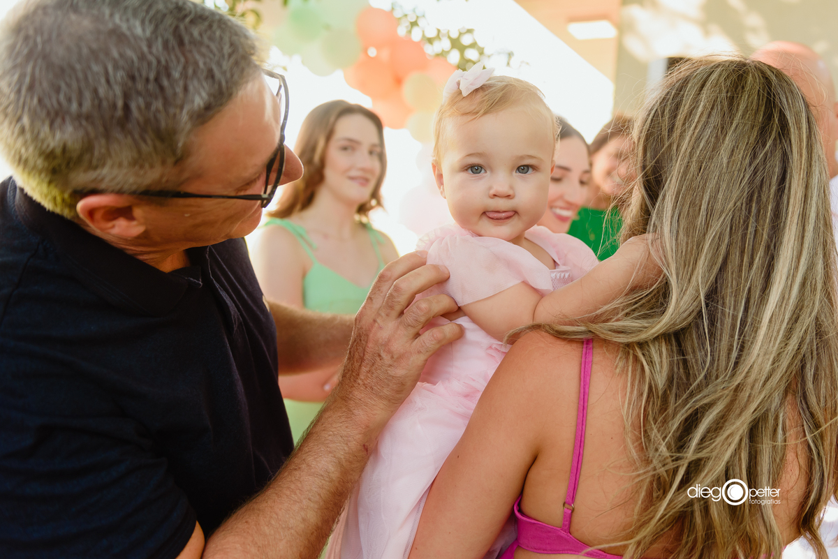 bebê recepcionando convidados com a mãe