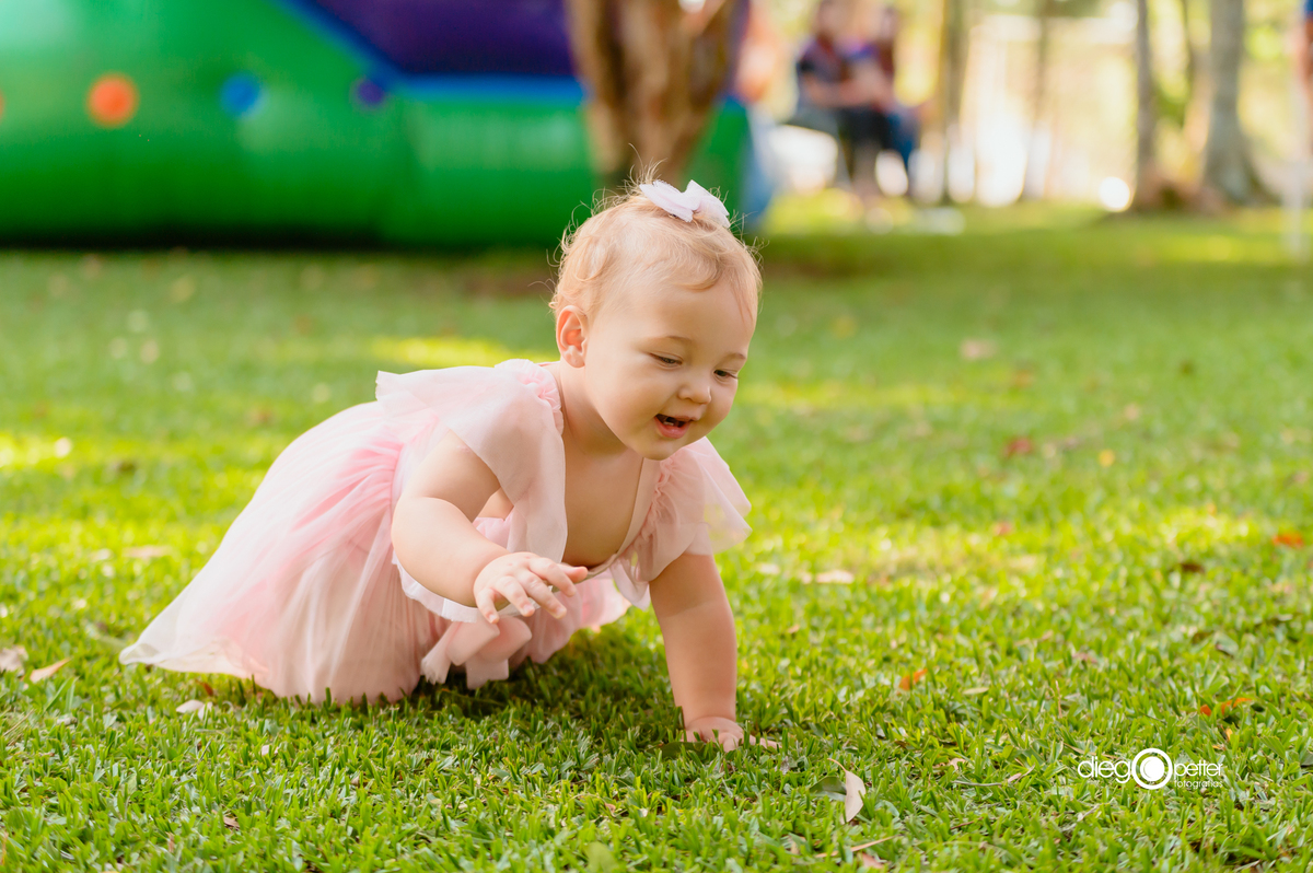 bebê engatinhando no aniversário