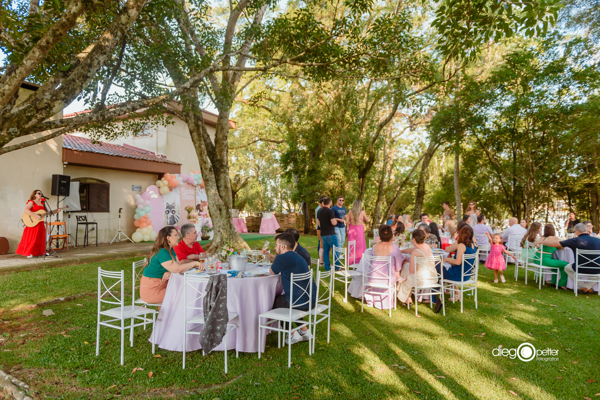 convidados confraternizando na festa