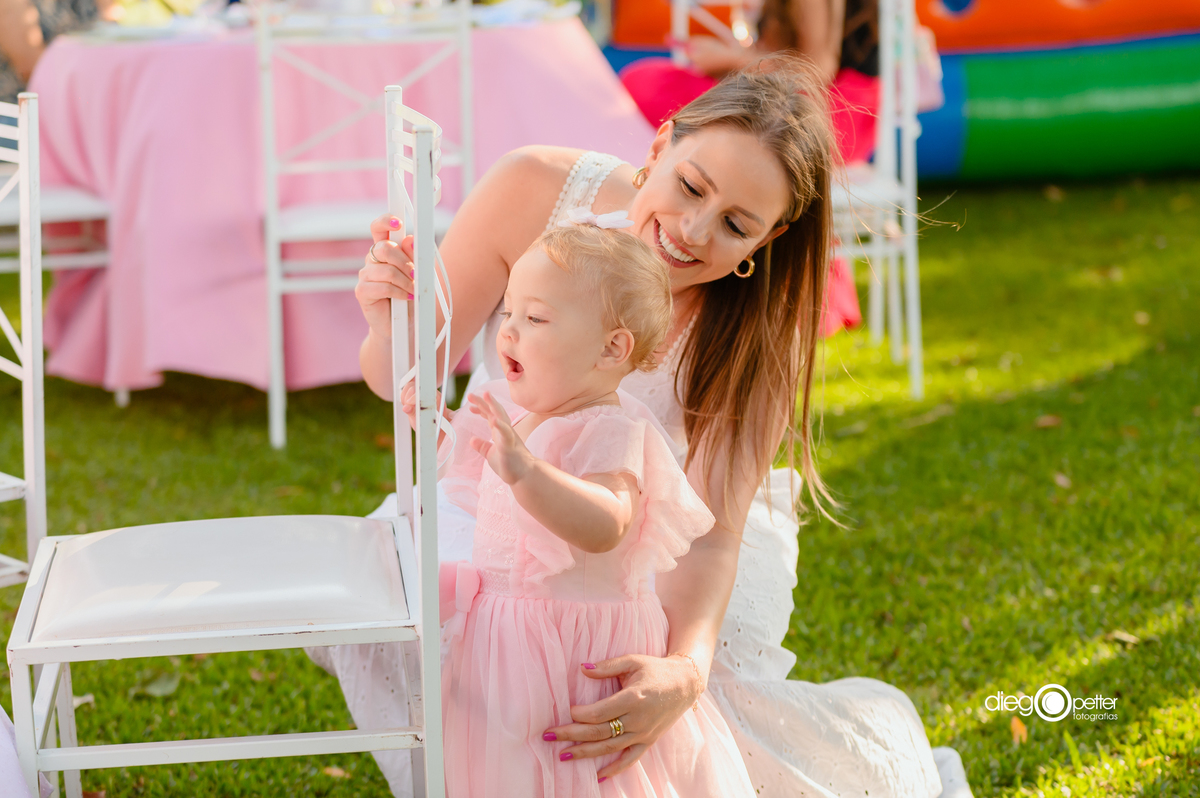 madrinha cuidando da bebê