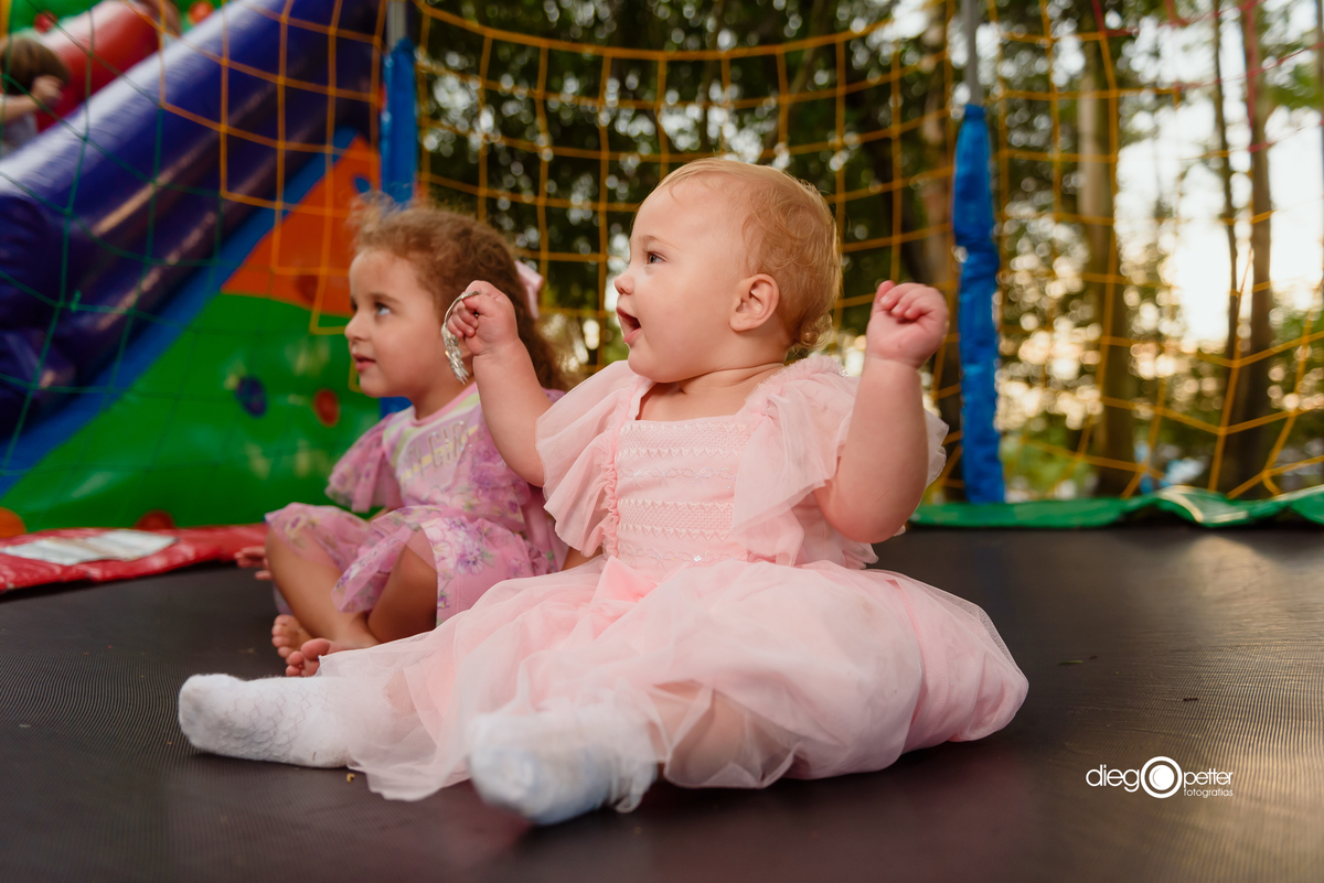 bebê no pula pula por do sol