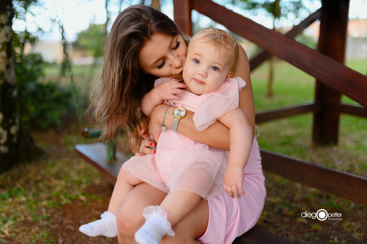 bebê com a dinda no balanço