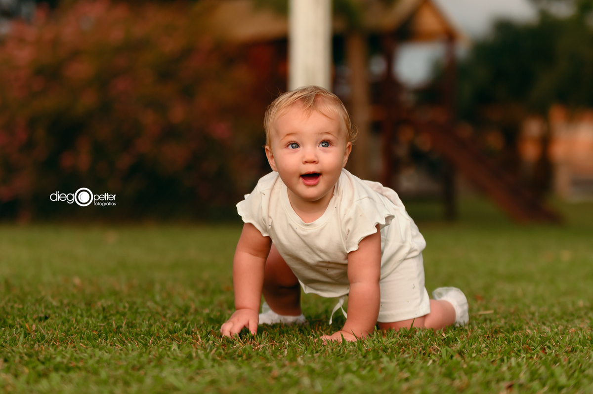 engatinhando na grama