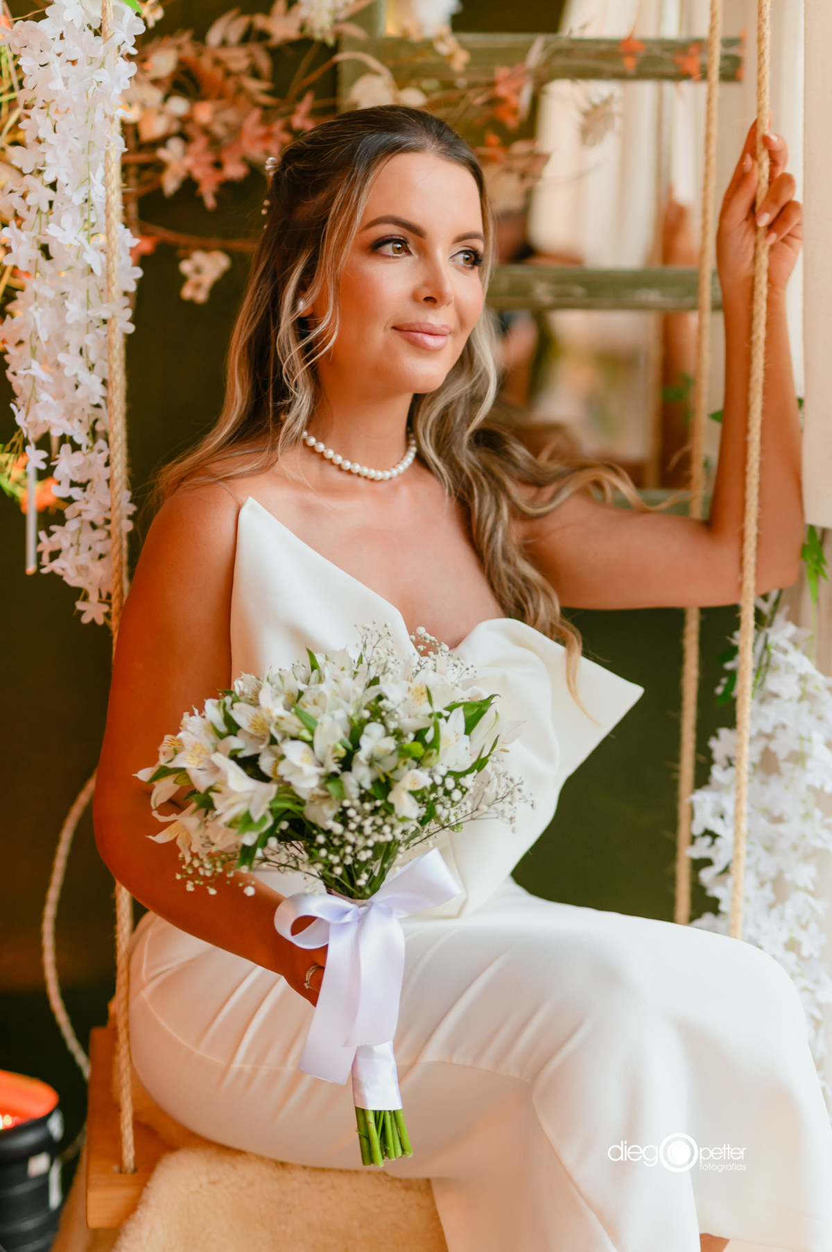 noiva com buquê no balanço