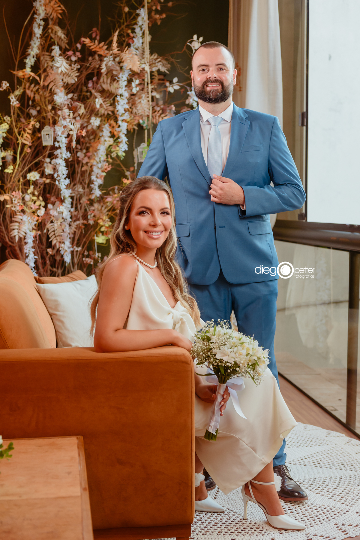 foto de noivos no sofá