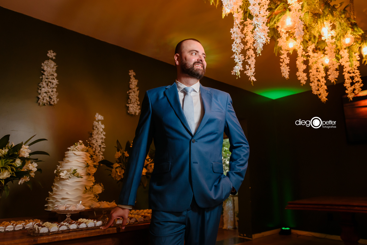 noivo na mesa de doces