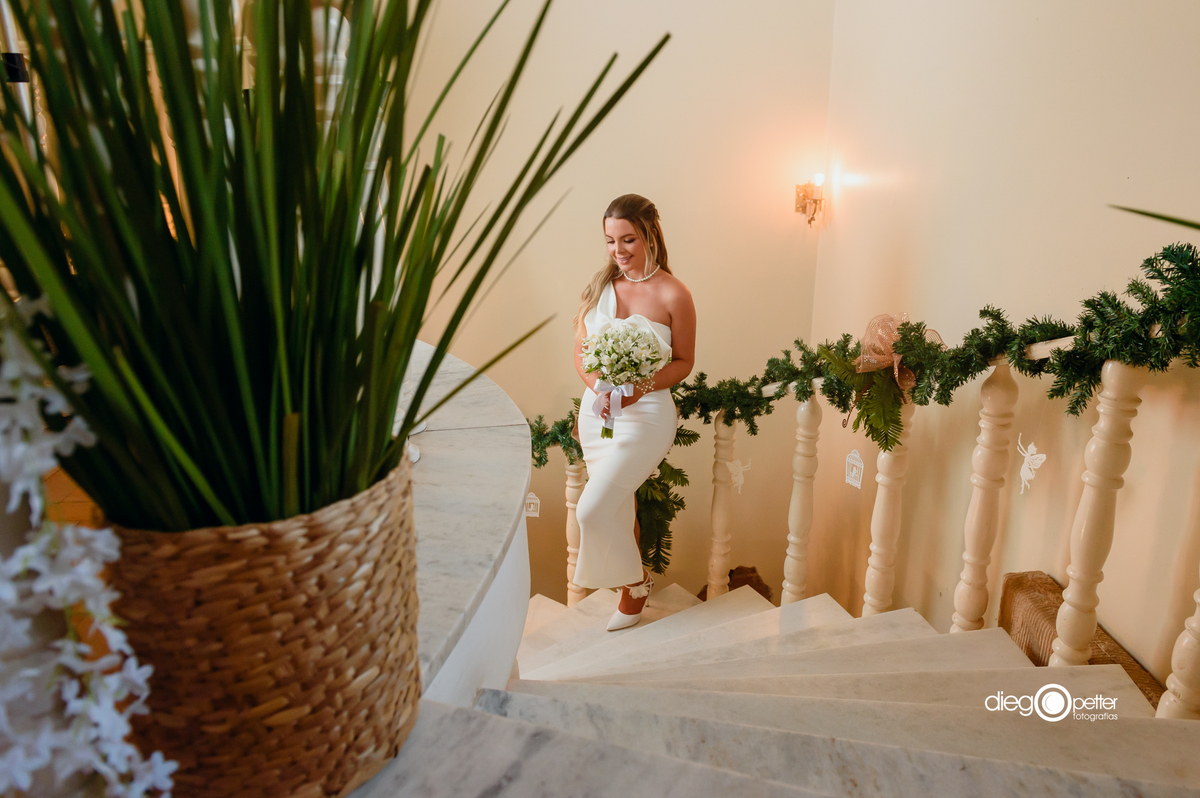 noiva com buquê na escada