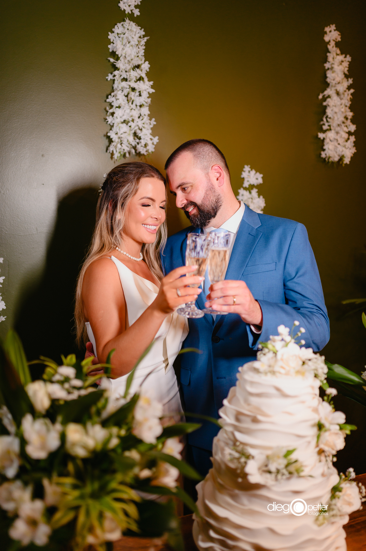 brinde dos noivos na mesa de doces