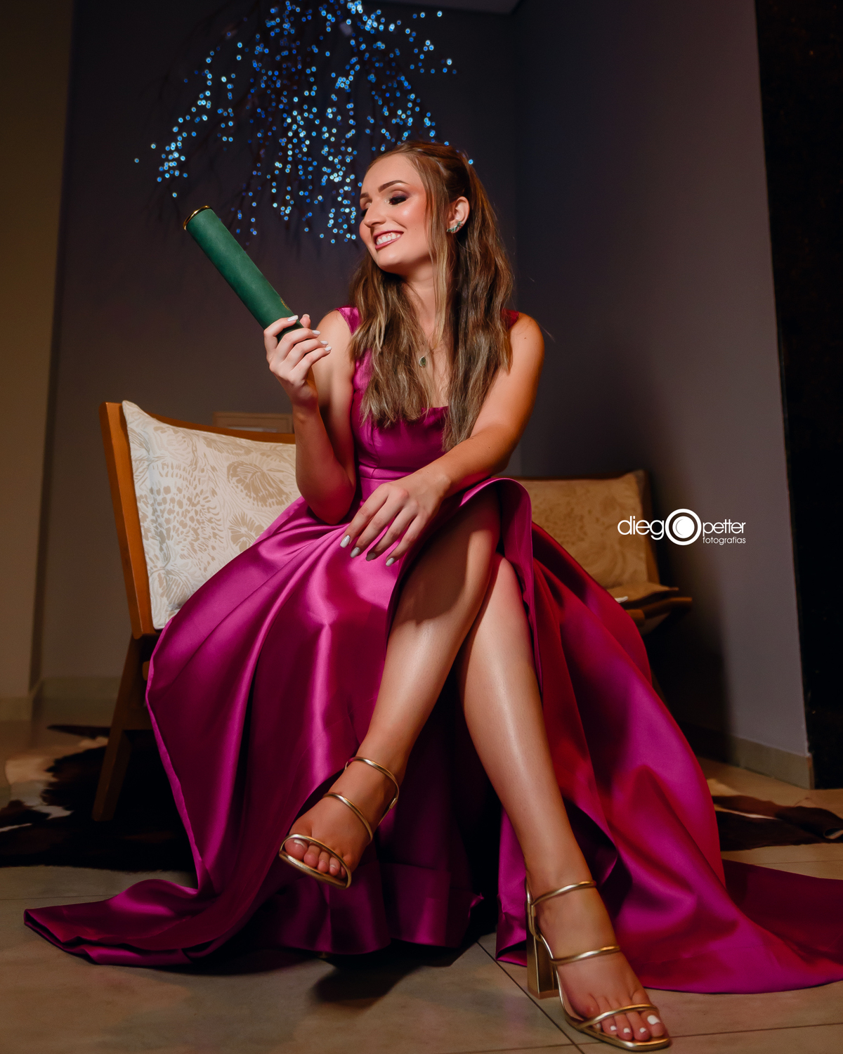 foto de capa de formanda com canudo de formatura