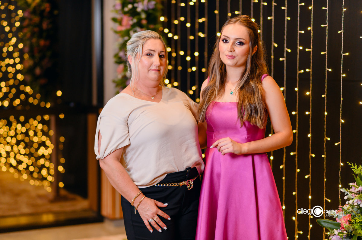 formanda com a mãe no dia da formatura