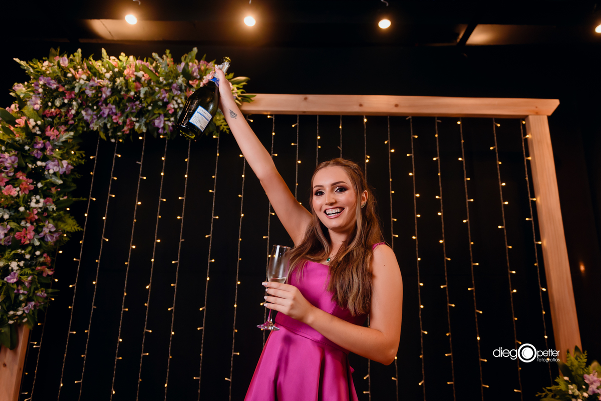formanda comemorando com espumante