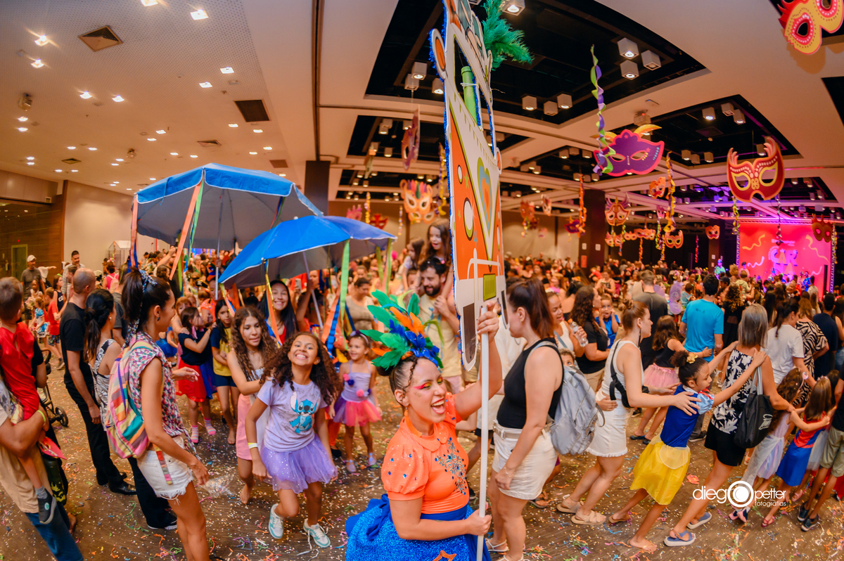 público com cia lúdica no barra em porto alegre