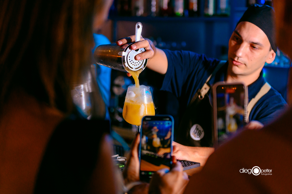 praparando drink para clientes