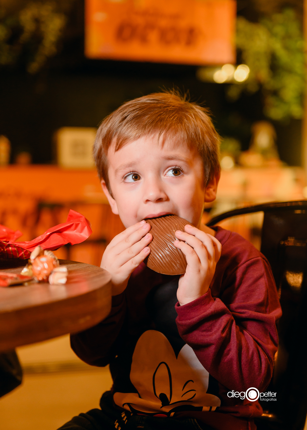 criança comendo ovo premiado