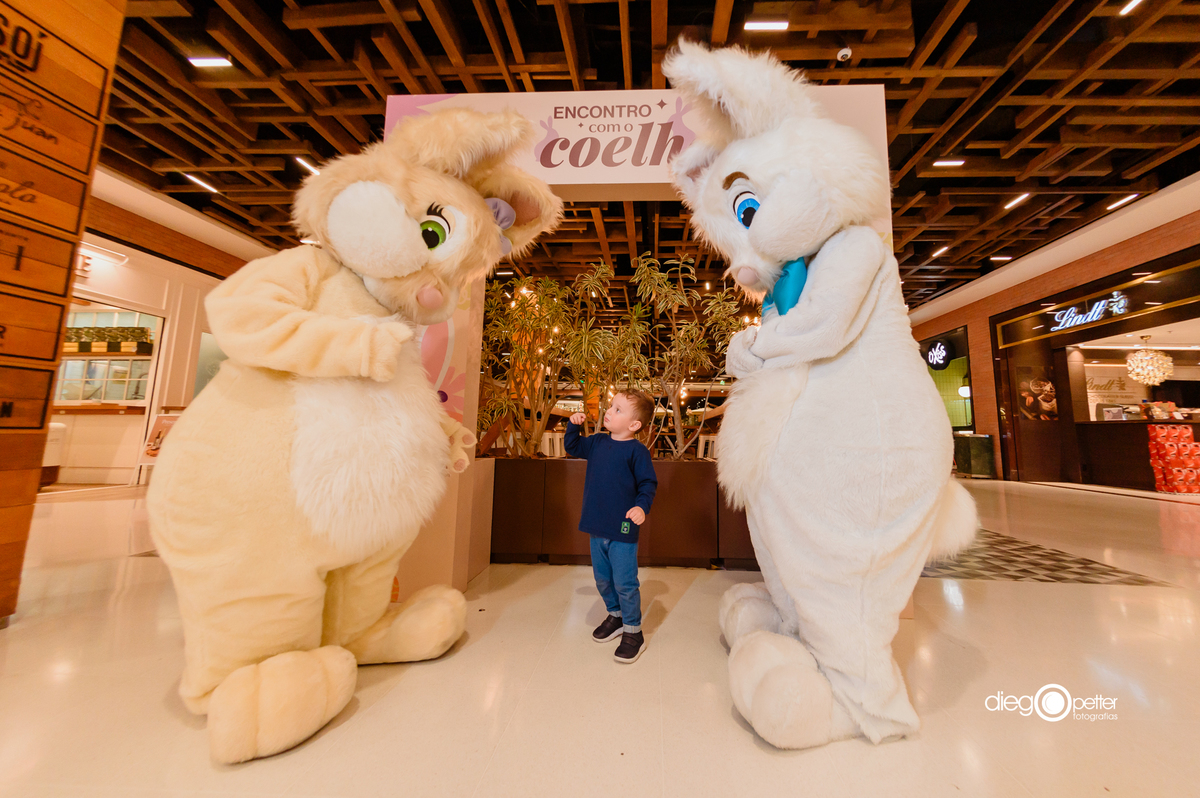 criança com coelhos de páscoa
