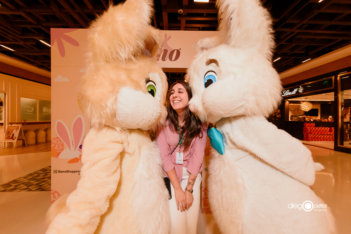 coelhos de páscoa fazendo carinho