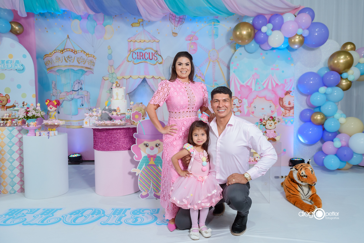 filha com os pais no aniversário