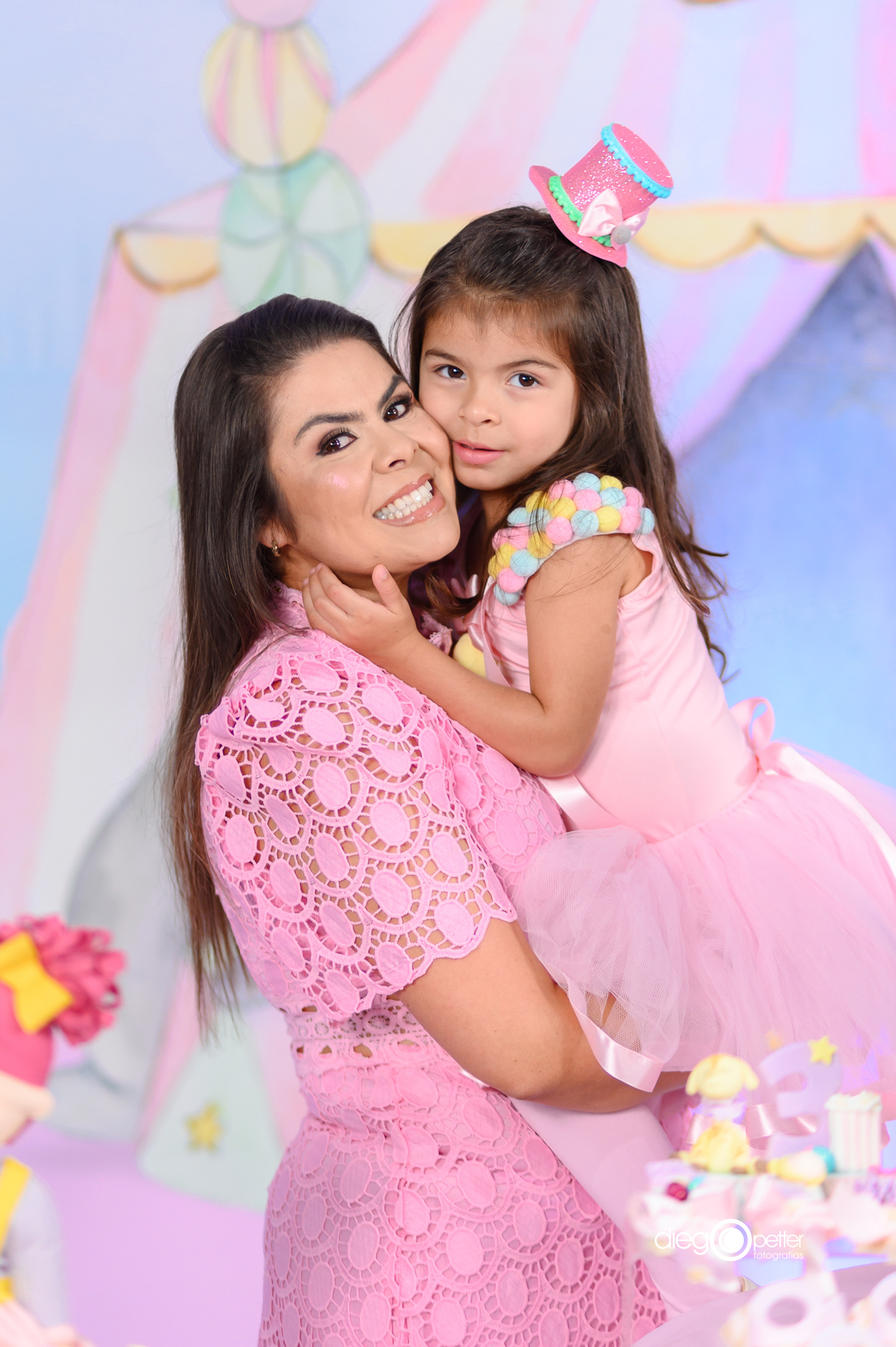 filha com mãe no aniversário