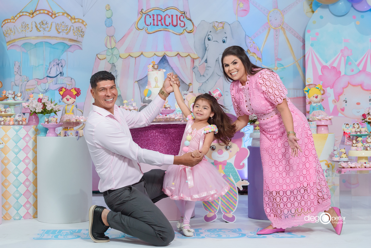 aniversariante com os pais posando para foto