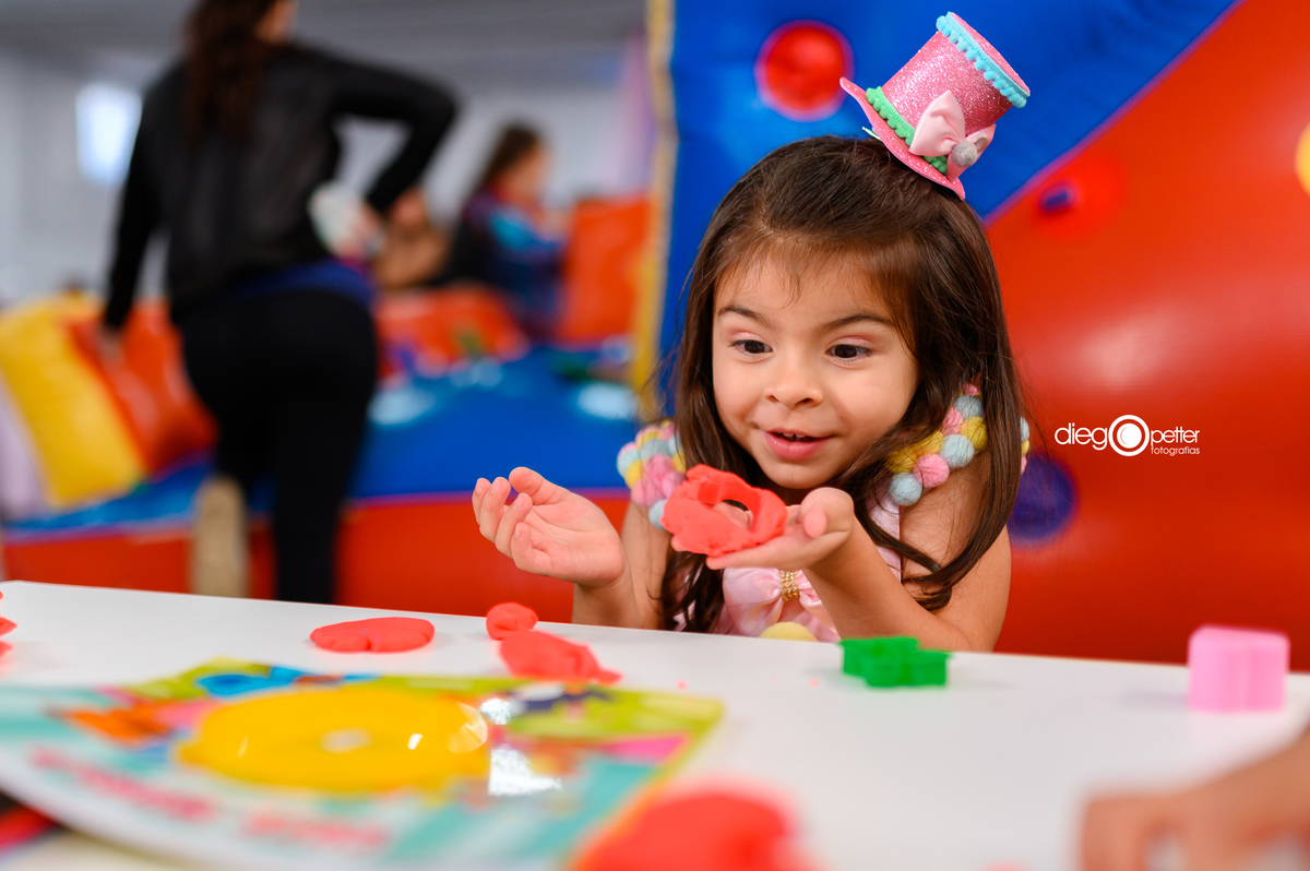 aniversariante brincando