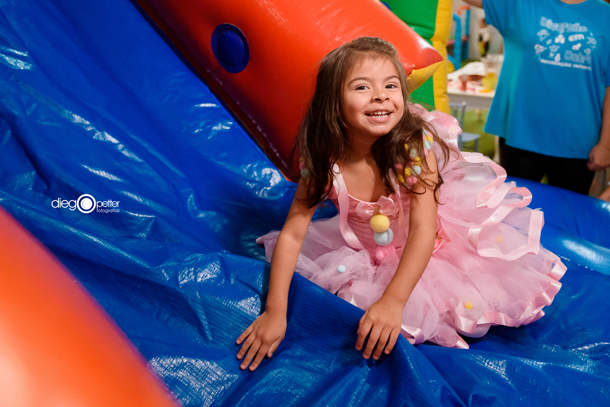 aniversariante brincando no escorrega