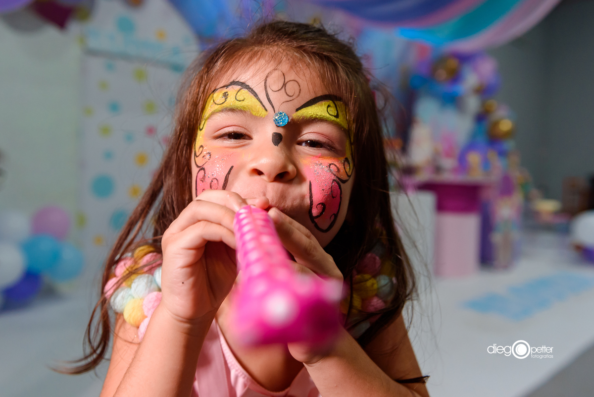 aniversariante com brinquedo do balão surpresa