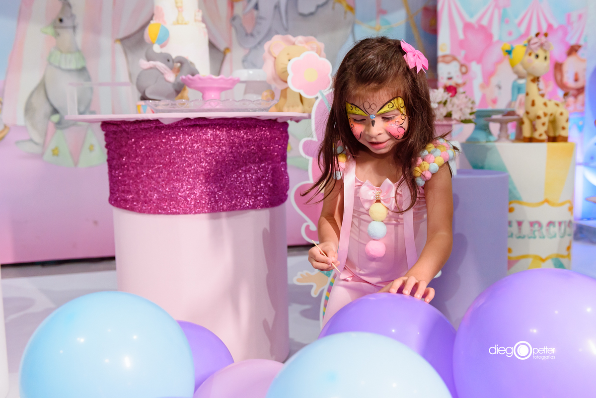 aniversariante estourando balões