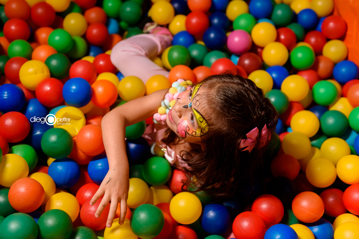 aniversariante na piscina de bolinhas