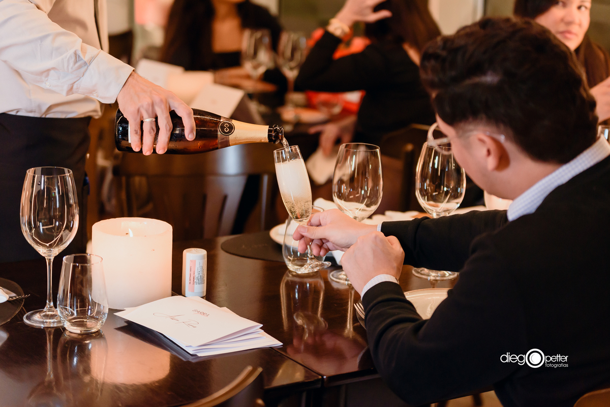 garçom servindo em evento