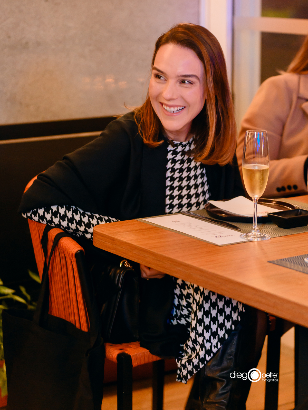 foto sorrindo no restaurante