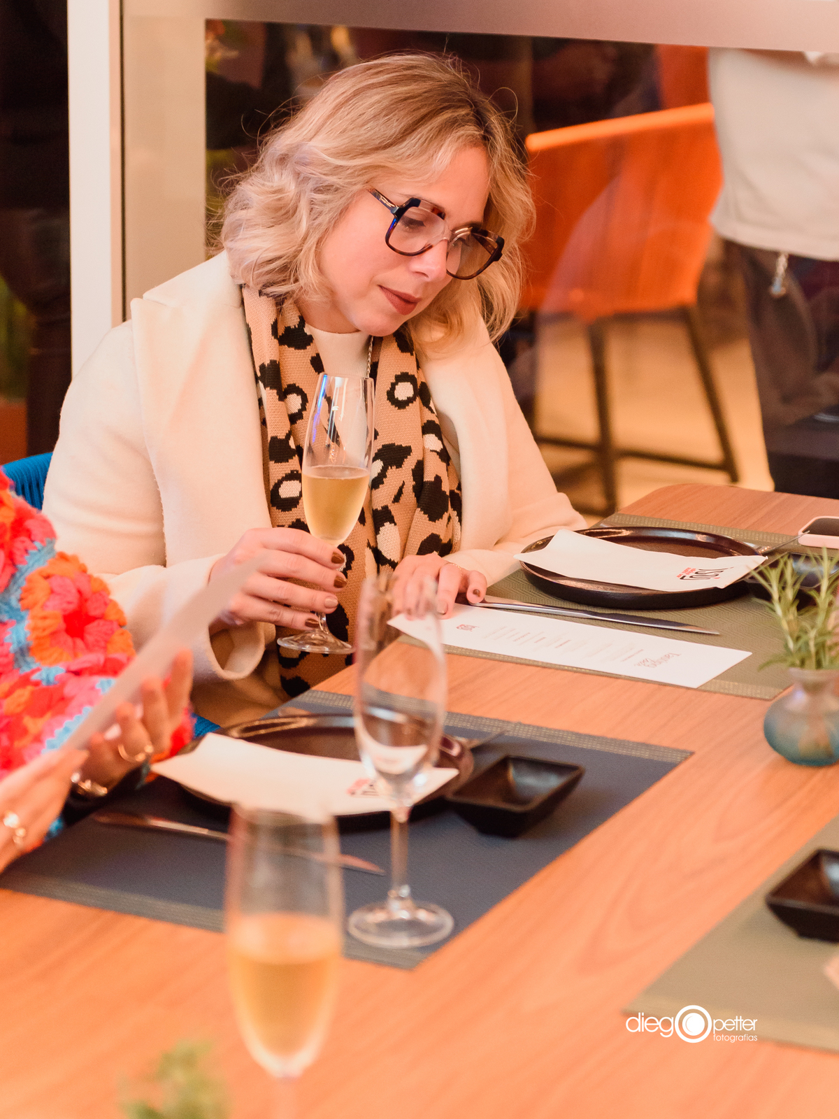 escolhendo cardápio no restaurante chique