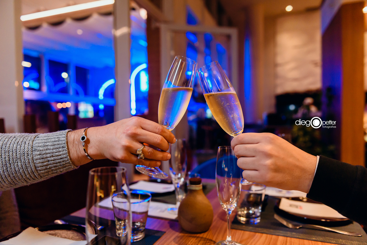 brinde discreto com espumante no restaurante