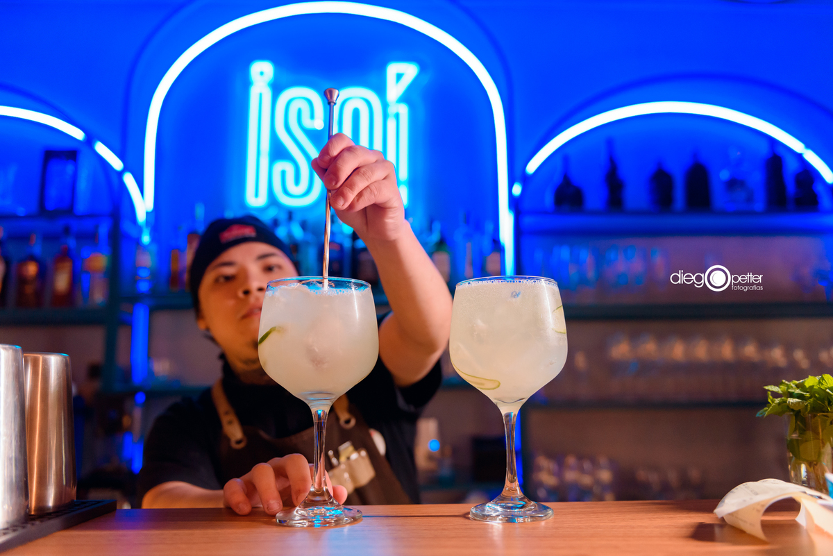 ISOJ Nikkei preparando drink