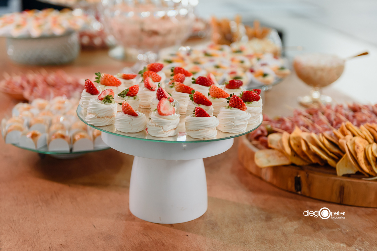 mesa de doces e salgados em aniversário infantil