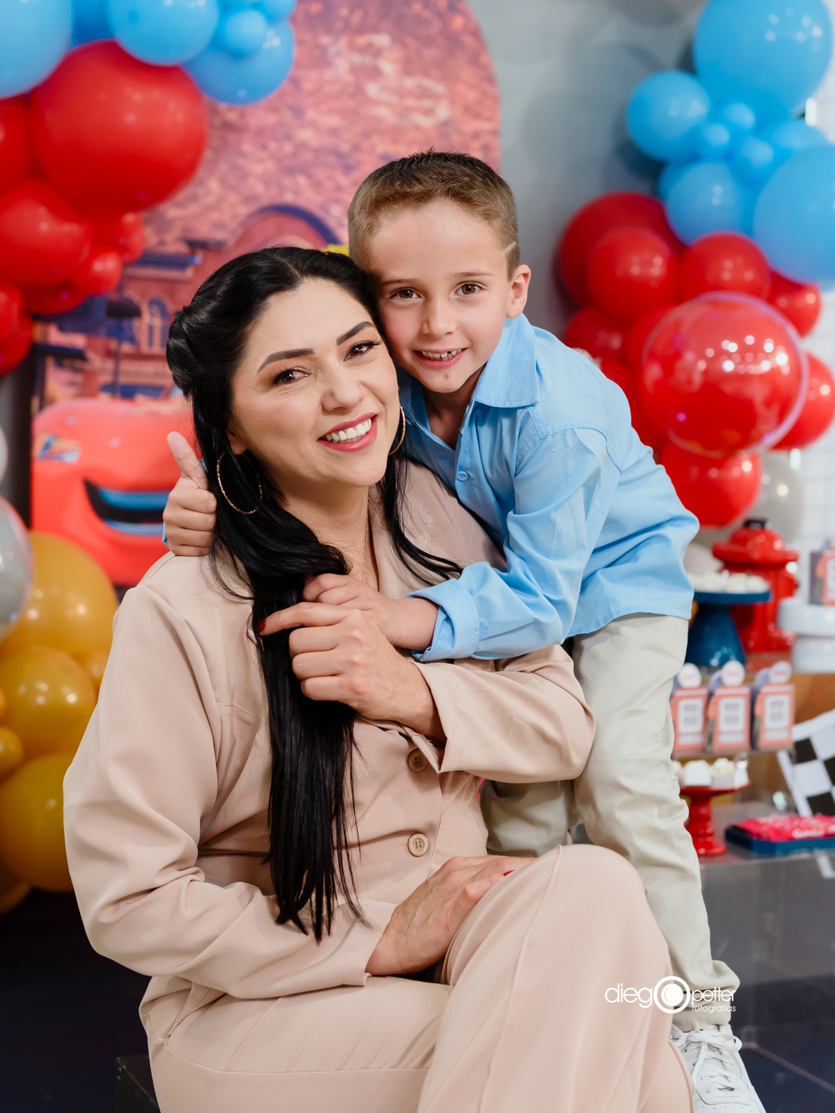 mãe e filho no aniversário