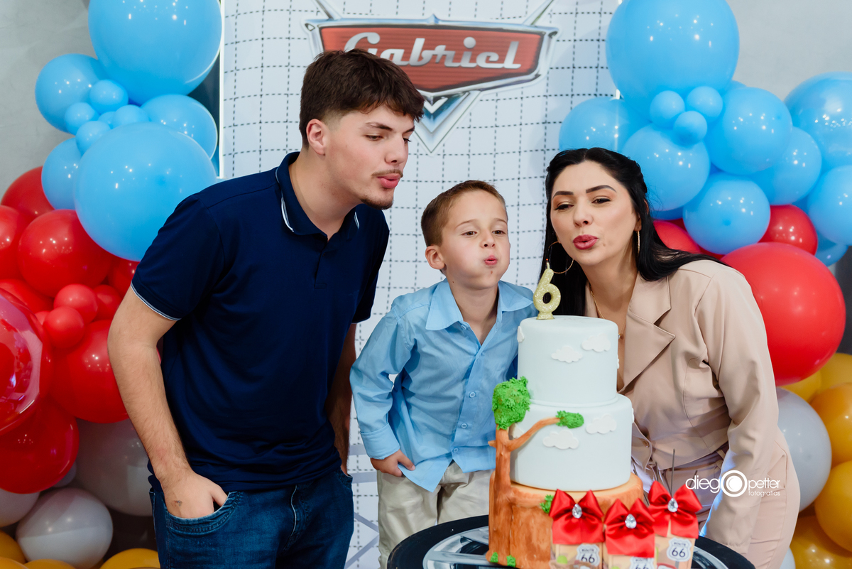 assoprando a vela no aniversário com família