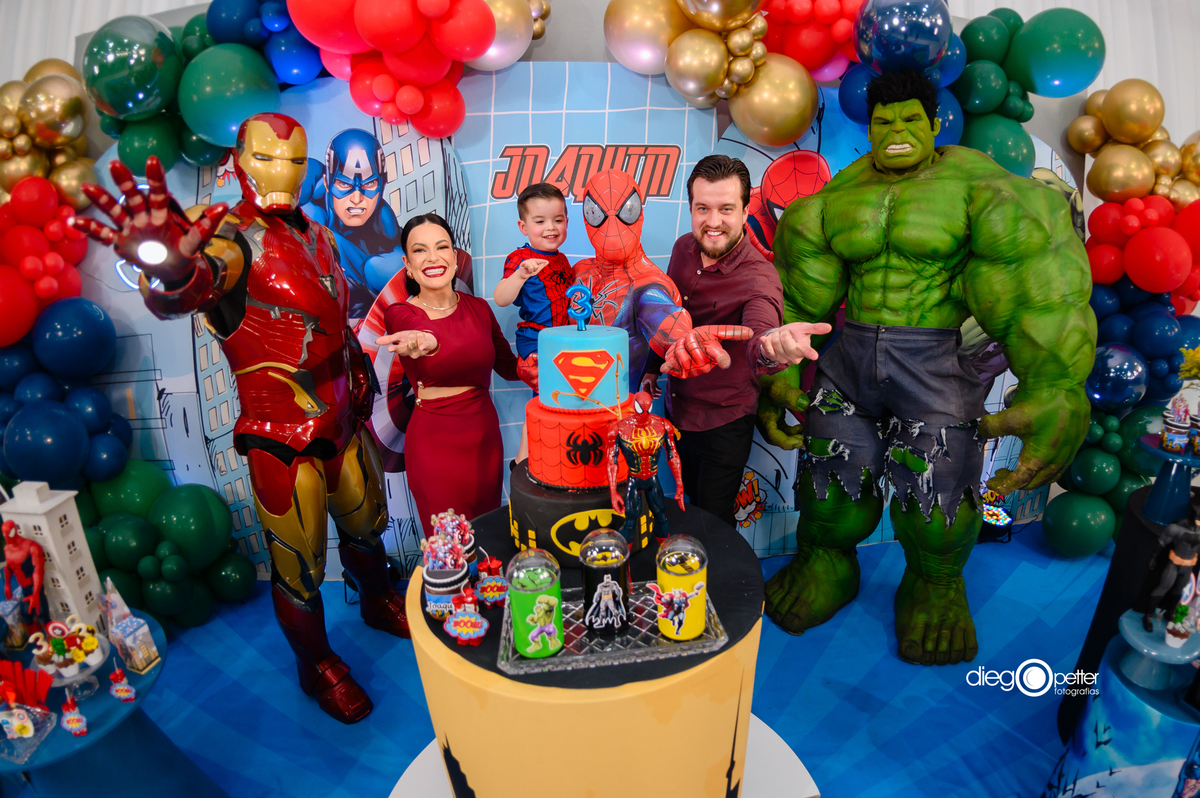 foto em família com animadores da festa