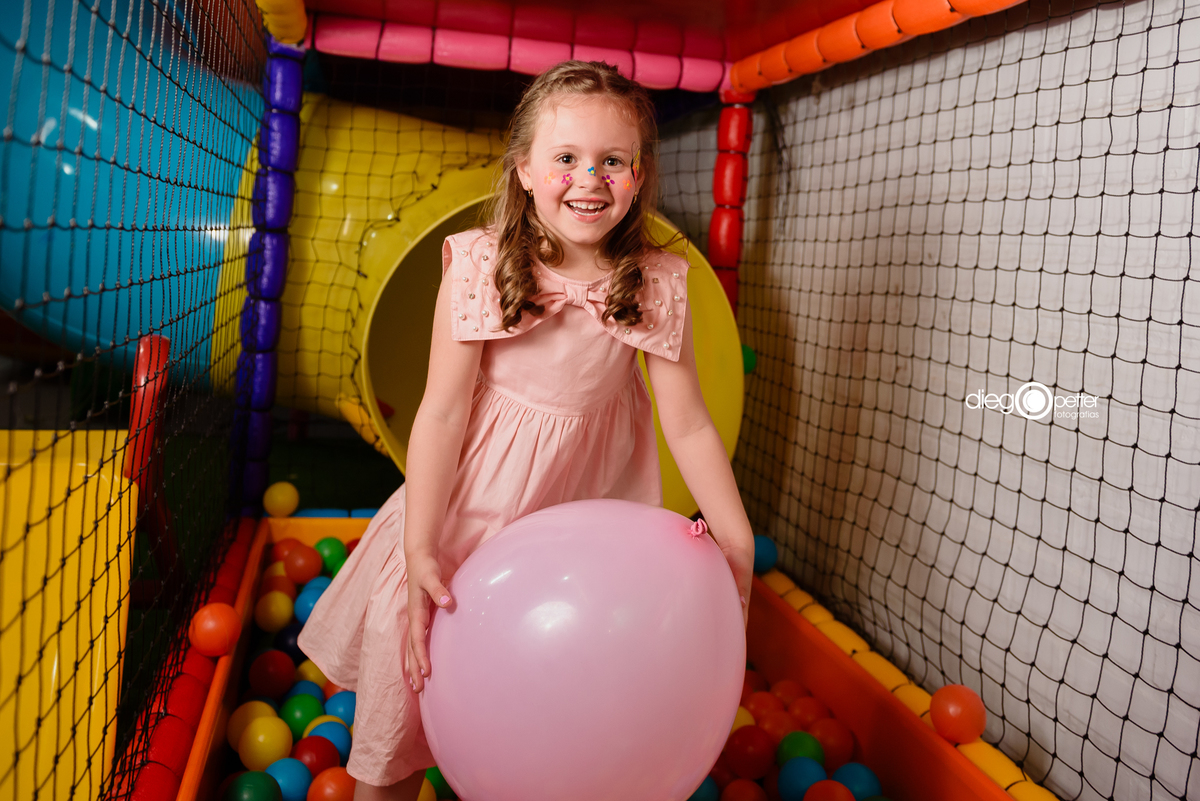 aniversariante se divertindo na piscina de bolinhas